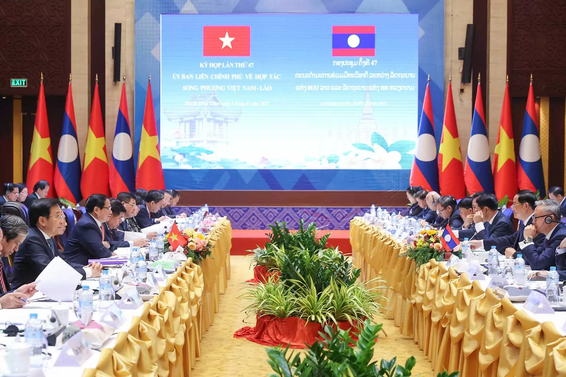 Việt Nam-Lào đều dành ưu tiên cao nhất cho củng cố và phát triển quan hệ hai nước