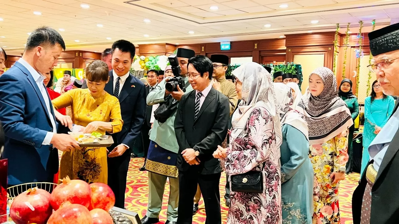 Công chúa Hajah Masna, em gái Quốc vương Brunei Hassanal Bolkiah, nghe giới thiệu về món bún chả Việt Nam tại sự kiện mừng Năm Mới Brunei (tháng 5/2024) Công chúa Hajah Masna, em gái Quốc vương Brunei Hassanal Bolkiah, nghe giới thiệu về món bún chả Việt Nam tại sự kiện mừng Năm Mới Brunei (tháng 5/2024)