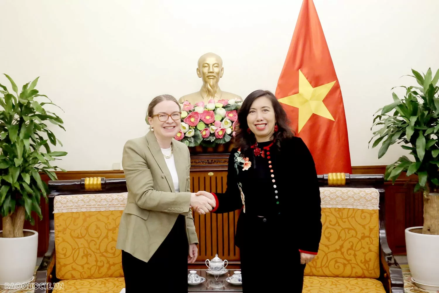 Thứ trưởng Ngoại giao Lê Thị Thu Hằng tiếp Đại sứ Ireland tại Hà Nội Deirdre Ní Fhallúin Thứ trưởng Ngoại giao Lê Thị Thu Hằng tiếp Đại sứ Ireland tại Hà Nội Deirdre Ní Fhallúin