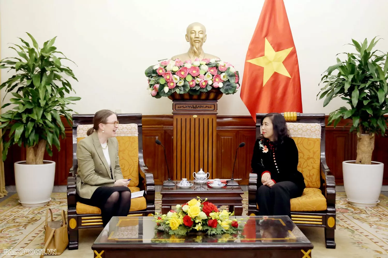 Thứ trưởng Ngoại giao Lê Thị Thu Hằng tiếp Đại sứ Ireland tại Hà Nội Deirdre Ní Fhallúin Thứ trưởng Ngoại giao Lê Thị Thu Hằng tiếp Đại sứ Ireland tại Hà Nội Deirdre Ní Fhallúin