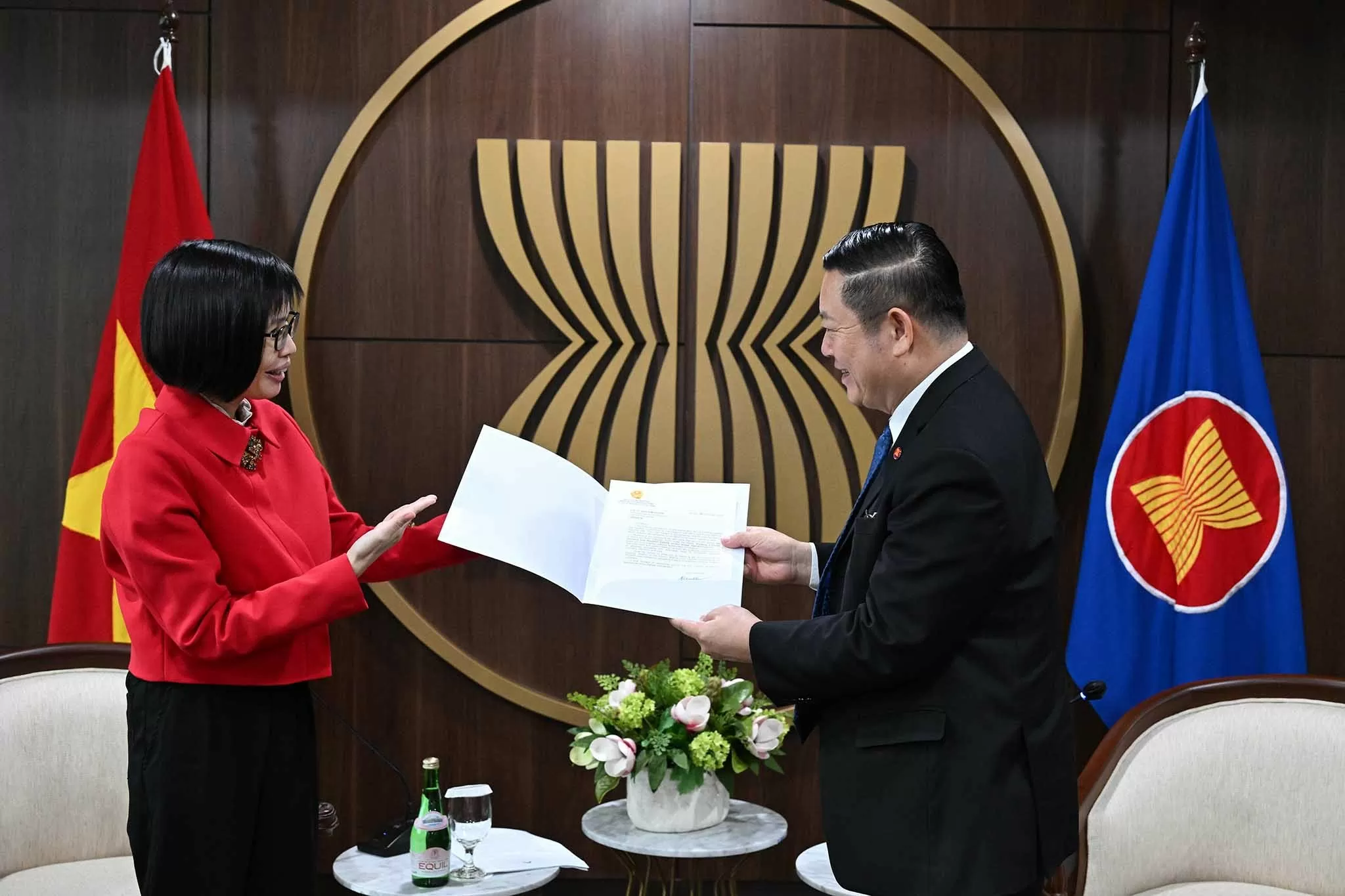 Phái đoàn Việt Nam tại ASEAN dự lễ công bố logo kỷ niệm 50 năm quan hệ ASEAN-New Zealand và gặp Tổng thư ký Kao Kim Hourn Phái đoàn Việt Nam tại ASEAN dự lễ công bố logo kỷ niệm 50 năm quan hệ ASEAN-New Zealand và gặp Tổng thư ký Kao Kim Hourn