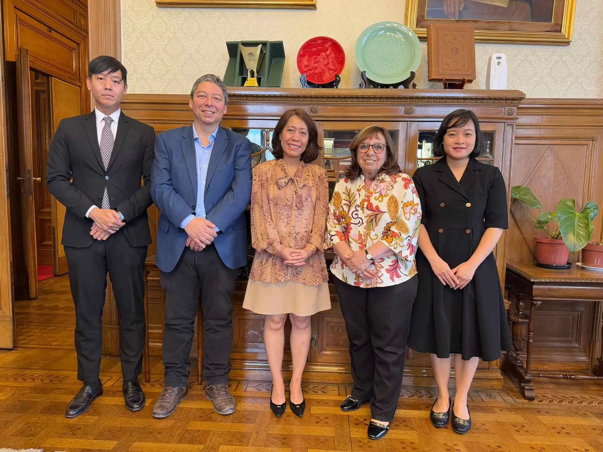 Đại sứ Ngô Minh Nguyệt trình Thư ủy nhiệm lên Tổng thống Uruguay Luis Lacalle Pou Đại sứ Ngô Minh Nguyệt trình Thư ủy nhiệm lên Tổng thống Uruguay Luis Lacalle Pou