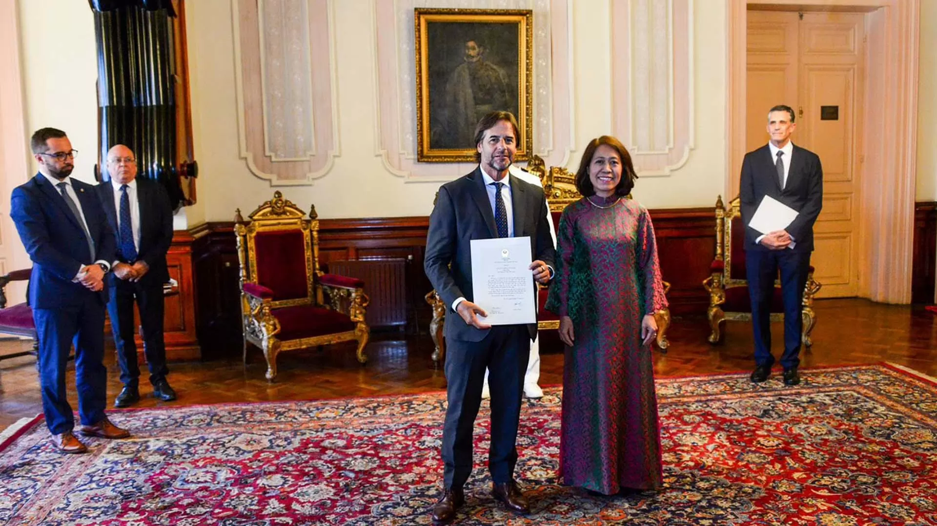 Đại sứ Ngô Minh Nguyệt trình Thư ủy nhiệm lên Tổng thống Uruguay Luis Lacalle Pou Đại sứ Ngô Minh Nguyệt trình Thư ủy nhiệm lên Tổng thống Uruguay Luis Lacalle Pou