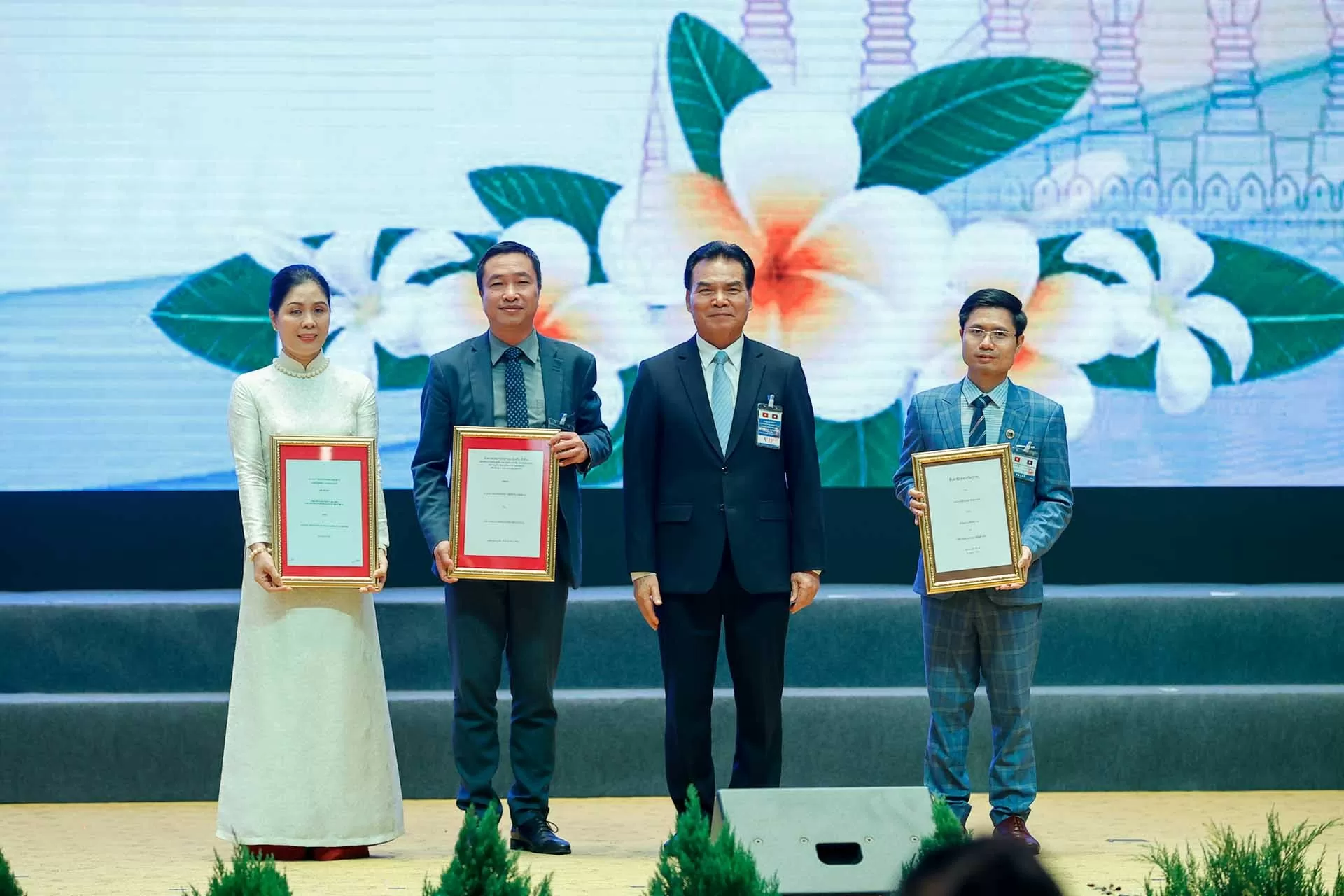 Lãnh đạo Bộ Kế hoạch và Đầu tư Lào trao hợp đồng chuyển nhượng dự án điện gió Savan 1 cho ông Nguyễn Thái Hà, Tổng Giám đốc Công ty TNHH MTV Điện gió Savan 1 (thứ hai từ trái sang). (Ảnh Nhật Bắc/VGP) Lãnh đạo Bộ Kế hoạch và Đầu tư Lào trao hợp đồng chuyển nhượng dự án điện gió Savan 1 cho ông Nguyễn Thái Hà, Tổng Giám đốc Công ty TNHH MTV Điện gió Savan 1 (thứ hai từ trái sang). (Ảnh Nhật Bắc/VGP)