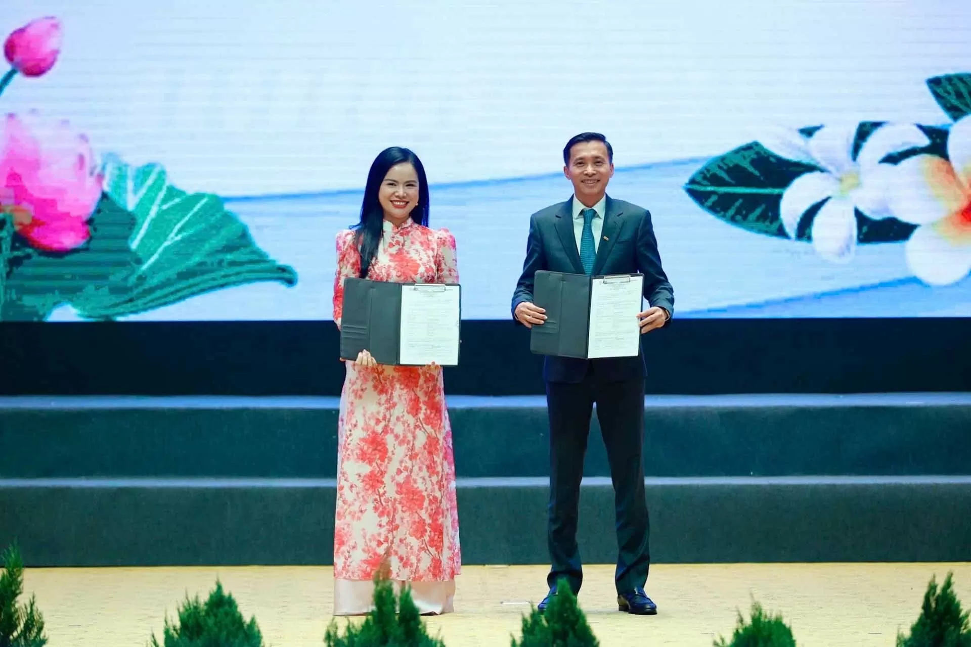 Bà Nguyễn Thị Thanh Bình, Chủ tịch Công ty TNHH MTV điện gió Savan 1 và ông Phạm Như Ánh, Tổng giám đốc Ngân hàng TMCP Quân Đội (MB) trao thỏa thuận thu xếp vốn cho dự án điện gió Savan 1. (Ảnh Nhật Bắc/VGP) Bà Nguyễn Thị Thanh Bình, Chủ tịch Công ty TNHH MTV điện gió Savan 1 và ông Phạm Như Ánh, Tổng giám đốc Ngân hàng TMCP Quân Đội (MB) trao thỏa thuận thu xếp vốn cho dự án điện gió Savan 1. (Ảnh Nhật Bắc/VGP)