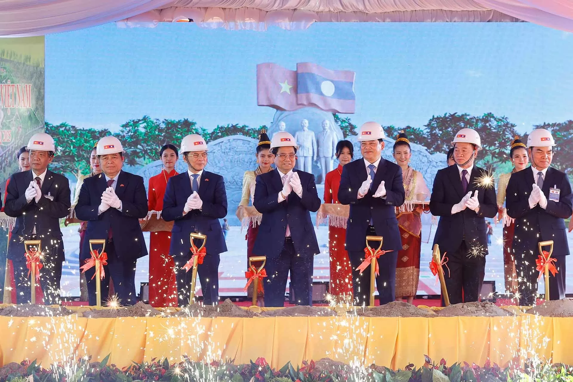 Khởi công công trình Công viên Hữu nghị Lào-Việt Nam Khởi công công trình Công viên Hữu nghị Lào-Việt Nam