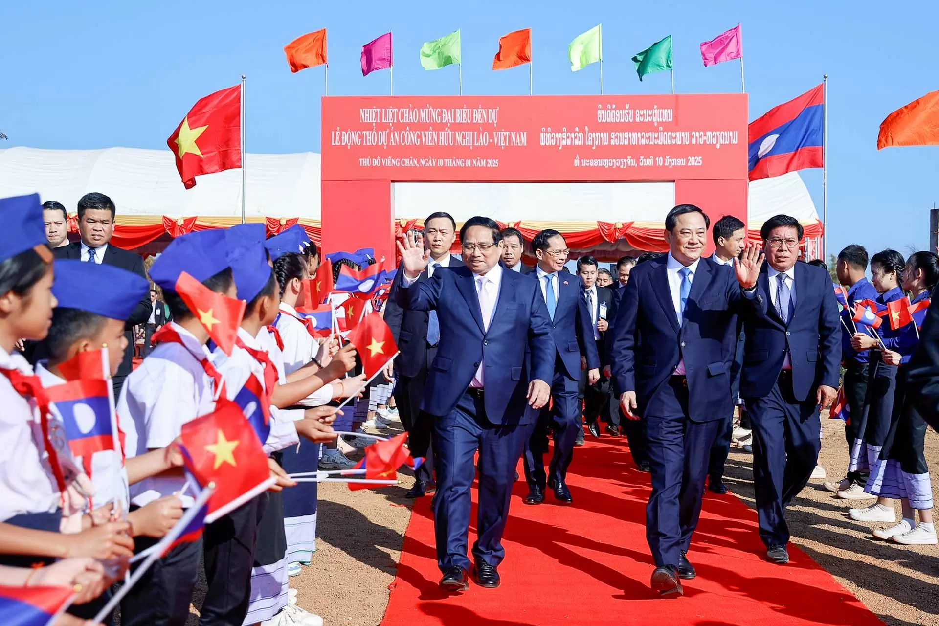 Thủ tướng Phạm Minh Chính và Thủ tướng Lào Sonexay Siphandone dự Lễ động thổ dự án Công viên Hữu nghị Lào-Việt Nam. (Nguồn: VGP))