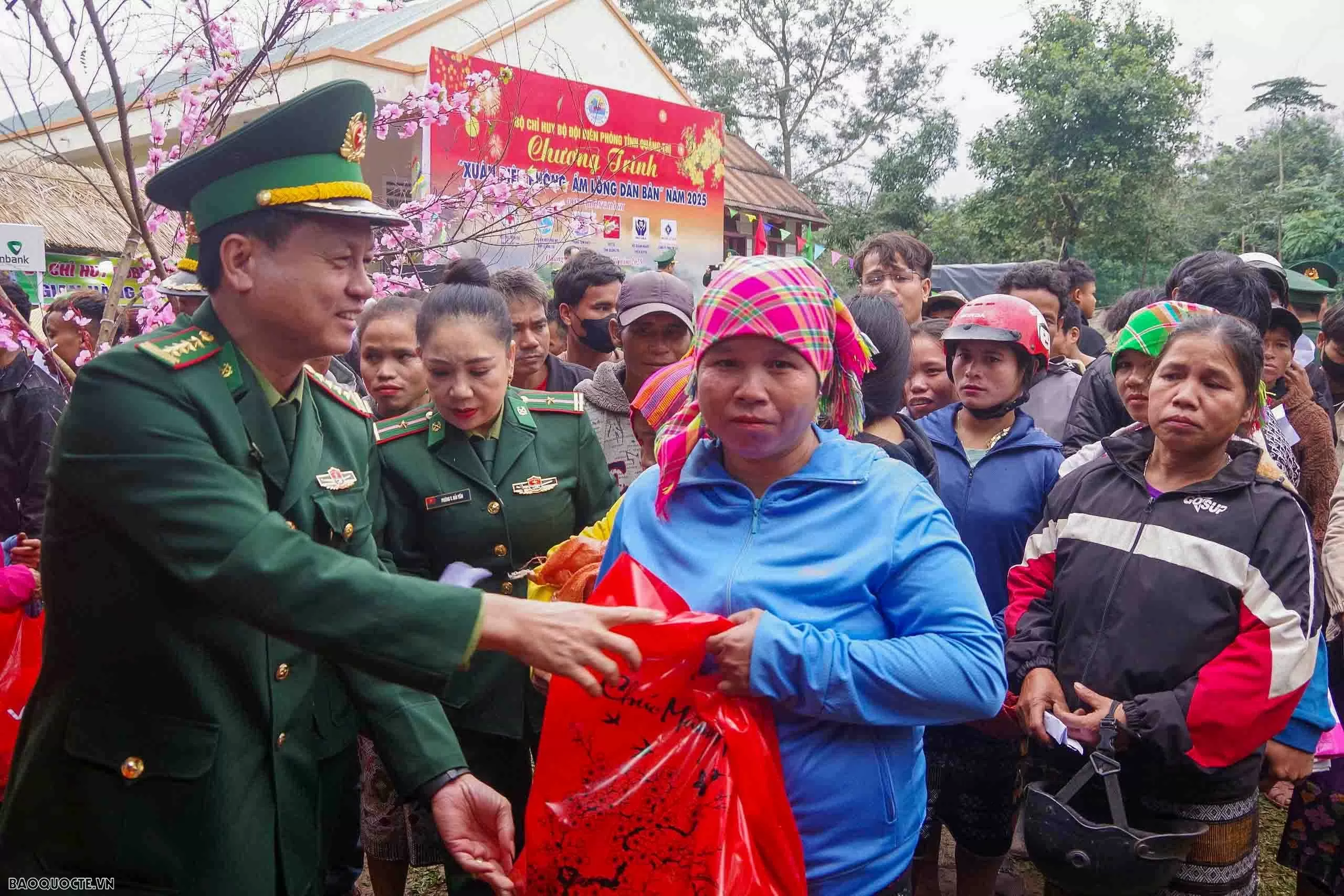 Quảng Trị: Mang xuân đến bà con nơi biên giới Quảng Trị: Mang xuân đến bà con nơi biên giới