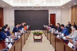 Việt Nam luôn sát cánh, đồng cam cộng khổ, chia ngọt sẻ bùi với Lào trong quá trình phát triển