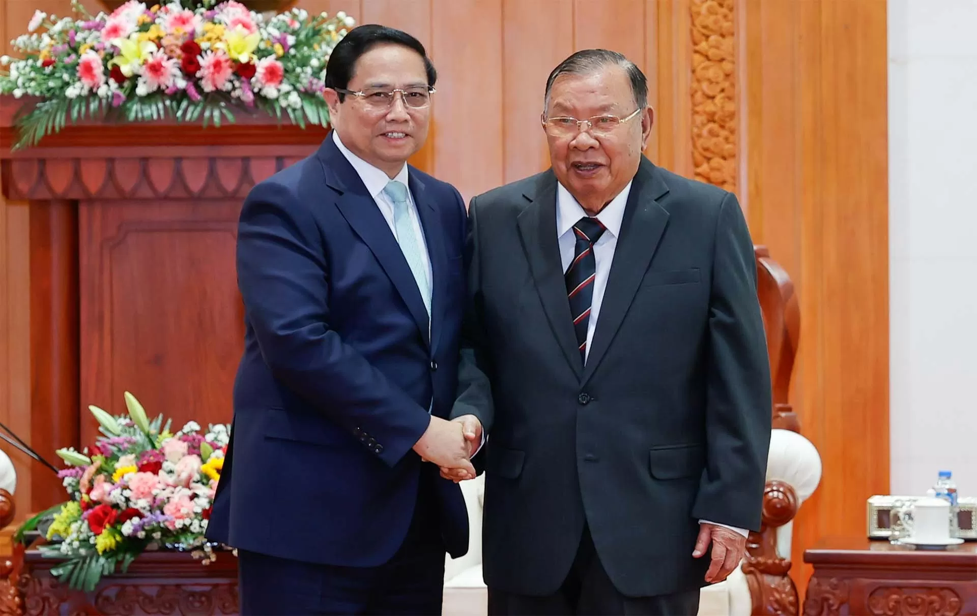 Thủ tướng Chính phủ Phạm Minh Chính gặp đồng chí Bounnhang Volachit, nguyên Tổng Bí thư, nguyên Chủ tịch nước Lào. (Nguồn: VGP)