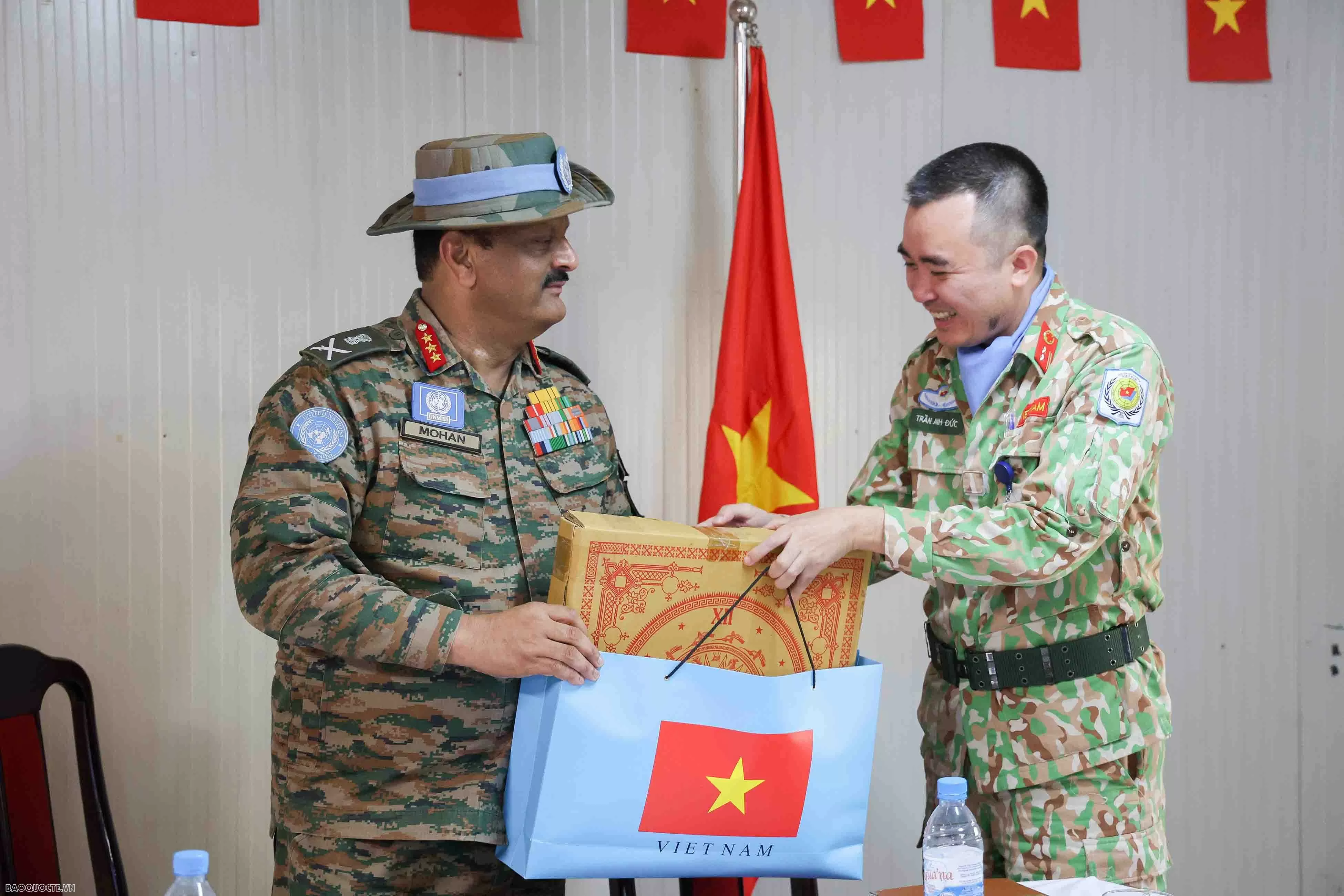 Tư lệnh Phái bộ Nam Sudan đánh giá cao những đóng góp của Bệnh viện dã chiến cấp 2 Việt Nam Tư lệnh Phái bộ Nam Sudan đánh giá cao những đóng góp của Bệnh viện dã chiến cấp 2 Việt Nam