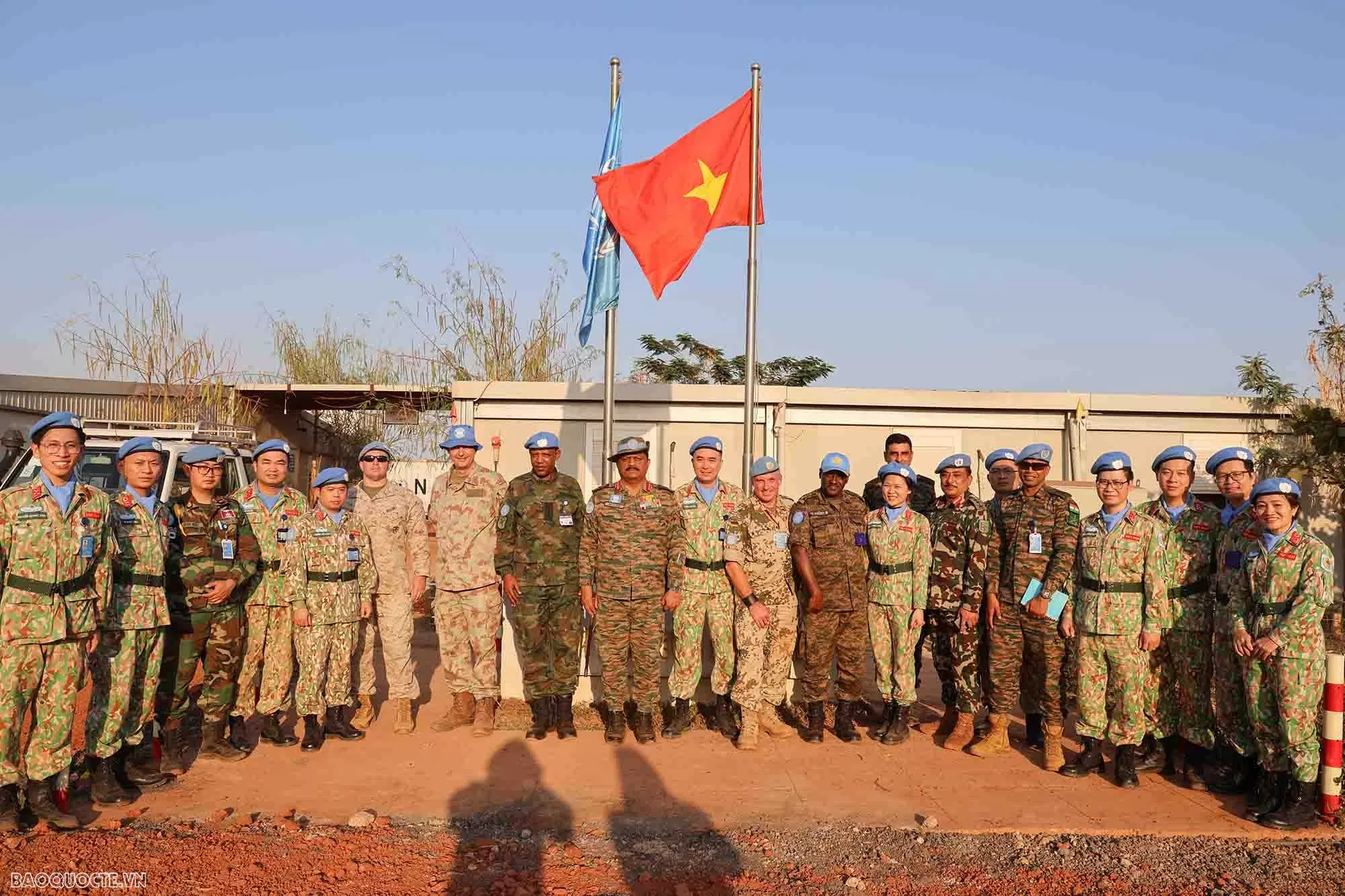 Tư lệnh Phái bộ Nam Sudan đánh giá cao những đóng góp của Bệnh viện dã chiến cấp 2 Việt Nam Tư lệnh Phái bộ Nam Sudan đánh giá cao những đóng góp của Bệnh viện dã chiến cấp 2 Việt Nam