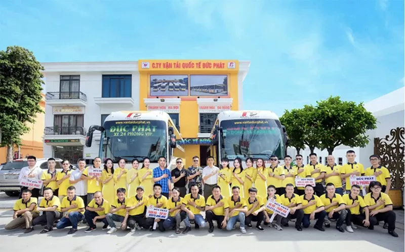 Ông Trần Ngọc Đức (ở giữa) cùng đội ngũ nhân sự Đức Phát