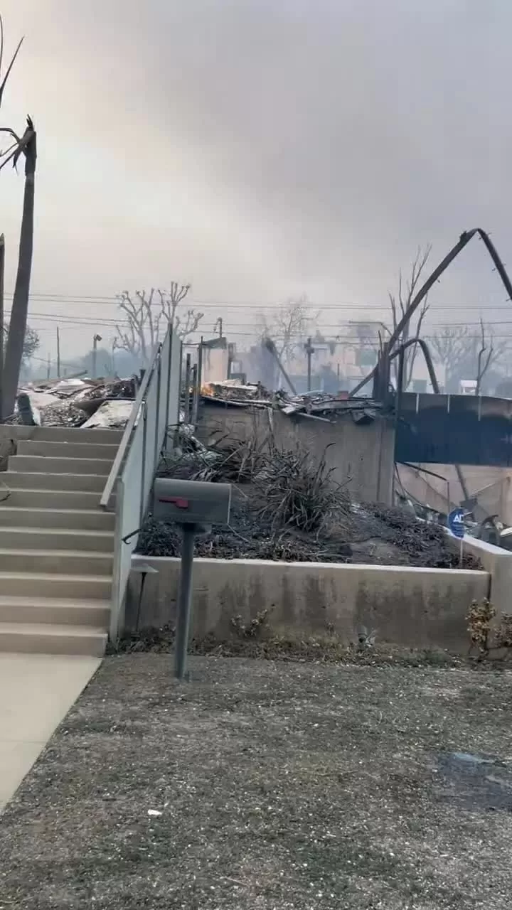 Cháy rừng ở Mỹ: Sao Hollywood bàng hoàng khi nhà cửa biến thành tro