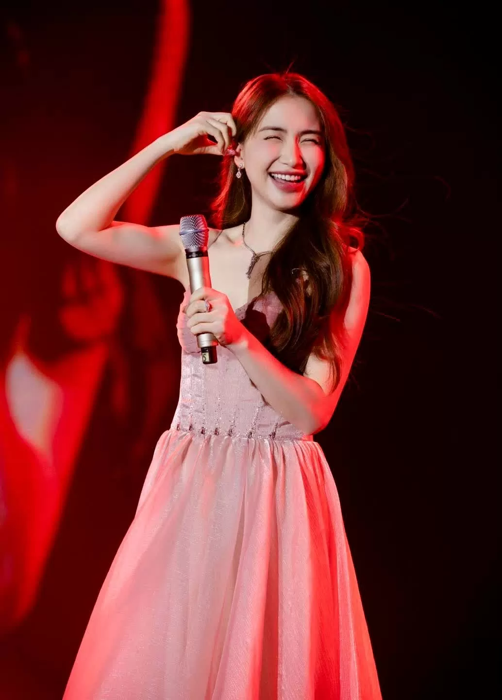 Nhan sắc gây chú ý của Hòa Minzy Nhan sắc gây chú ý của Hòa Minzy