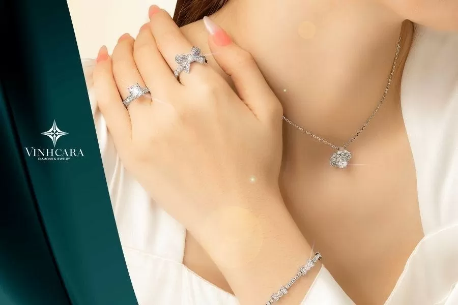 Trang sức Vĩnh Cara mang vẻ đẹp tinh xảo và đẳng cấp. Trang sức Vĩnh Cara mang vẻ đẹp tinh xảo và đẳng cấp.