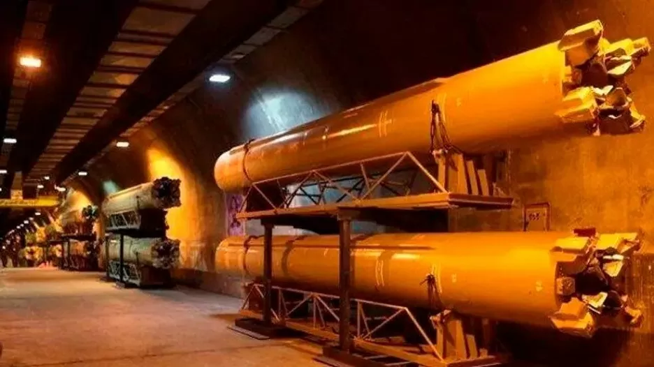 Iran tiết lộ căn cứ tên lửa ngầm mới. Ảnh chụp màn hình video về căn cứ tên lửa ngầm do đài truyền hình nhà nước Iran phát sóng. (Nguồn: Iran International) Iran tiết lộ căn cứ tên lửa ngầm mới. Ảnh chụp màn hình video về căn cứ tên lửa ngầm do đài truyền hình nhà nước Iran phát sóng. (Nguồn: Iran International)
