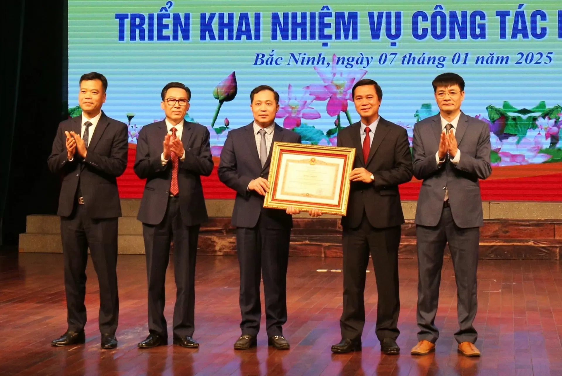 Phó Chủ tịch UBND tỉnh Bắc Ninh Lê Xuân Lợi trao Bằng khen của Thủ tướng Chính phủ cho Sở Văn hóa, Thể thao và Du lịch