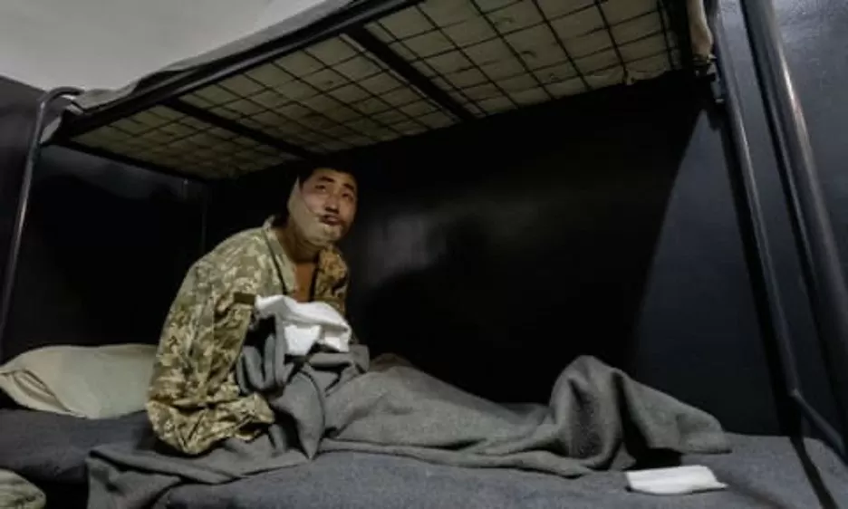 Một trong hai người lính Triều Tiên bị Ukraine bắt giữ được chụp ảnh trên giường bệnh ở Kyiv với vết thương ở hàm. (Nguồn: Getty Images) Một trong hai người lính Triều Tiên bị Ukraine bắt giữ được chụp ảnh trên giường bệnh ở Kyiv với vết thương ở hàm. (Nguồn: Getty Images)