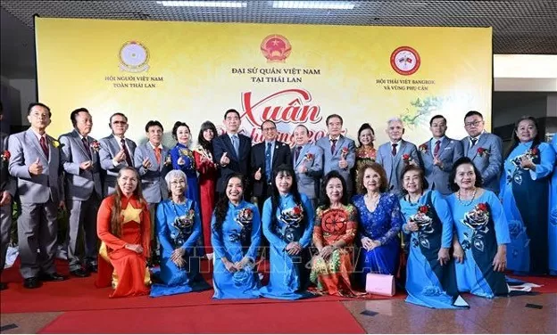 Đại sứ Phạm Việt Hùng và phu nhân chụp ảnh lưu niệm với Hội Thái - Việt Bangkok và vùng phụ cận , đơn vị đăng cai tổ chức chương trình Xuân quê hương Tết Ất Tỵ 2025. Ảnh: Đỗ Sinh/TTXVN