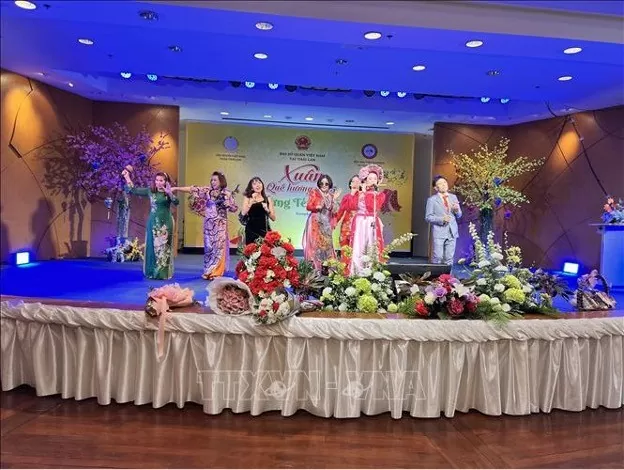 Kiều bào hòa chung tiết mục văn nghệ với nghệ sĩ từ trong nước sang biểu diễn tại chương trình Xuân quê hương Tết Ất Tỵ . Ảnh: Đỗ Sinh/TTXVN