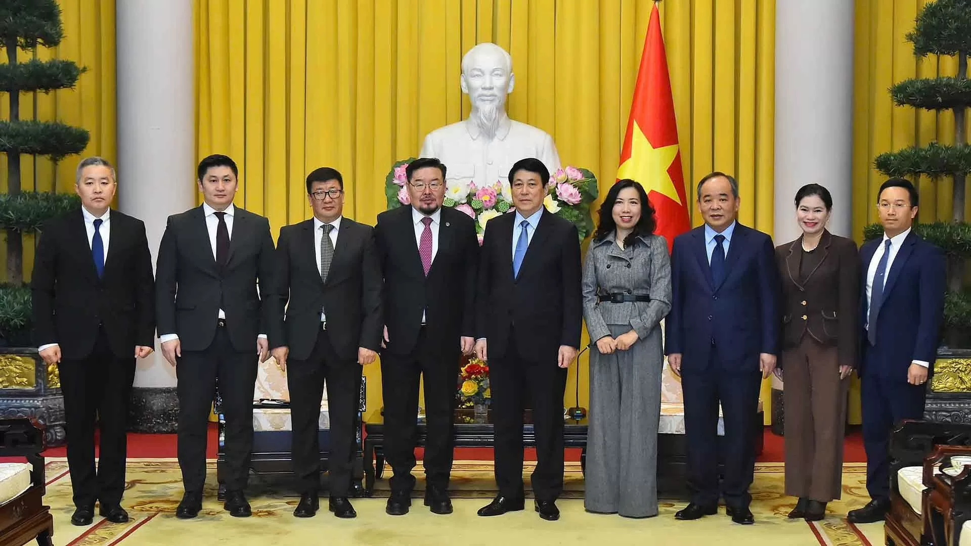 Chủ tịch nước Lương Cường tiếp Chánh Văn phòng Tổng thống Mông Cổ Chủ tịch nước Lương Cường tiếp Chánh Văn phòng Tổng thống Mông Cổ