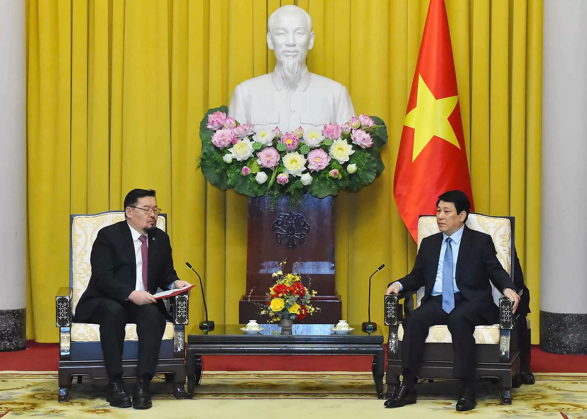 Chủ tịch nước Lương Cường tiếp Chánh Văn phòng Tổng thống Mông Cổ Chủ tịch nước Lương Cường tiếp Chánh Văn phòng Tổng thống Mông Cổ
