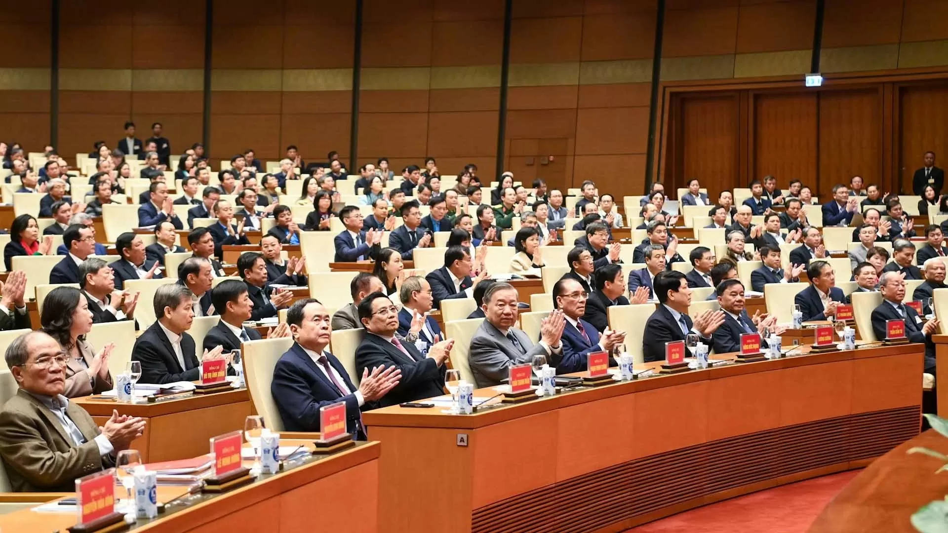 Các đồng chí lãnh đạo, nguyên lãnh đạo Đảng, Nhà nước và các đại biểu dự hội nghị. (Nguồn: nhandan.vn) Các đồng chí lãnh đạo, nguyên lãnh đạo Đảng, Nhà nước và các đại biểu dự hội nghị. (Nguồn: nhandan.vn)