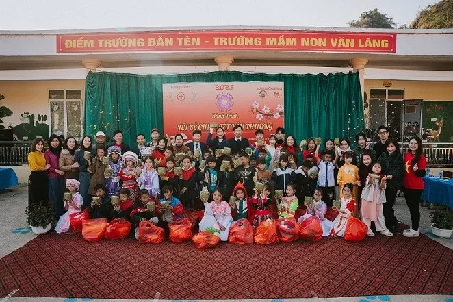 Cùng Hoa hậu H'hen Niê lan tỏa Tết yêu thương đến với trẻ em có hoàn cảnh khó khăn Cùng Hoa hậu H'hen Niê lan tỏa Tết yêu thương đến với trẻ em có hoàn cảnh khó khăn