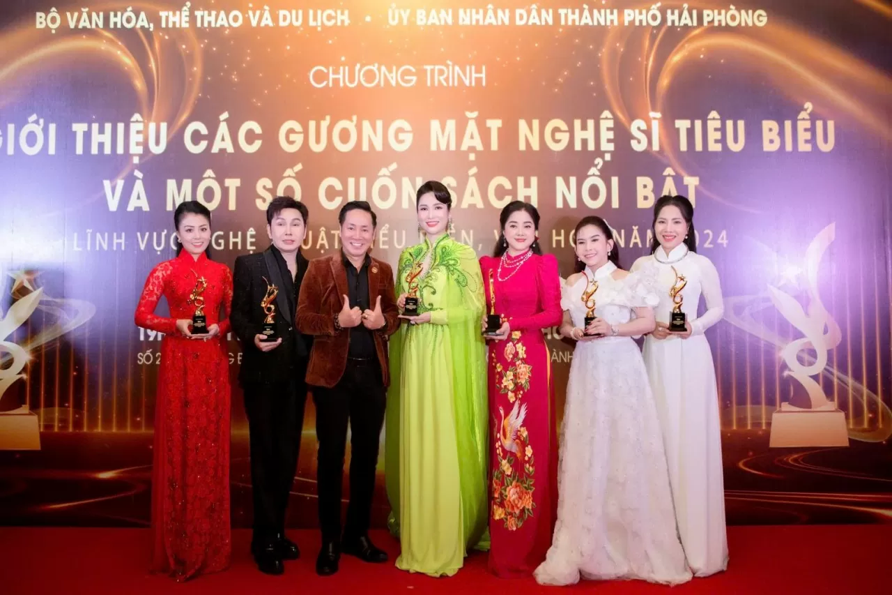 NSƯT Như Huỳnh được vinh danh Gương mặt Nghệ sĩ tiêu biểu 2024. NSƯT Như Huỳnh được vinh danh Gương mặt Nghệ sĩ tiêu biểu 2024.