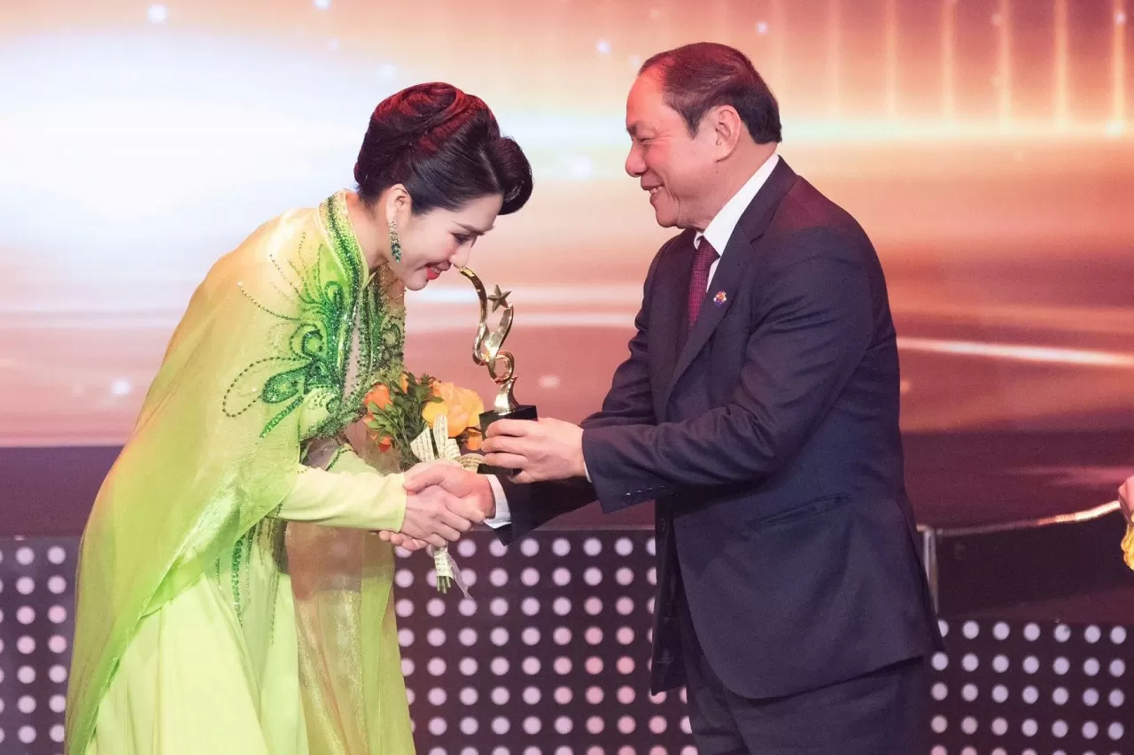 Bộ trưởng Bộ Văn hóa, Thể thao và Du lịch Nguyễn Văn Hùng trao biểu trưng cho NSƯT Như Huỳnh. Bộ trưởng Bộ Văn hóa, Thể thao và Du lịch Nguyễn Văn Hùng trao biểu trưng cho NSƯT Như Huỳnh.