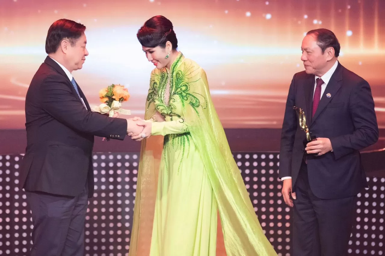 rưởng Ban Tuyên giáo Trung ương Nguyễn Trọng Nghĩa tặng hoa choNSƯT Như Huỳnh. rưởng Ban Tuyên giáo Trung ương Nguyễn Trọng Nghĩa tặng hoa choNSƯT Như Huỳnh.