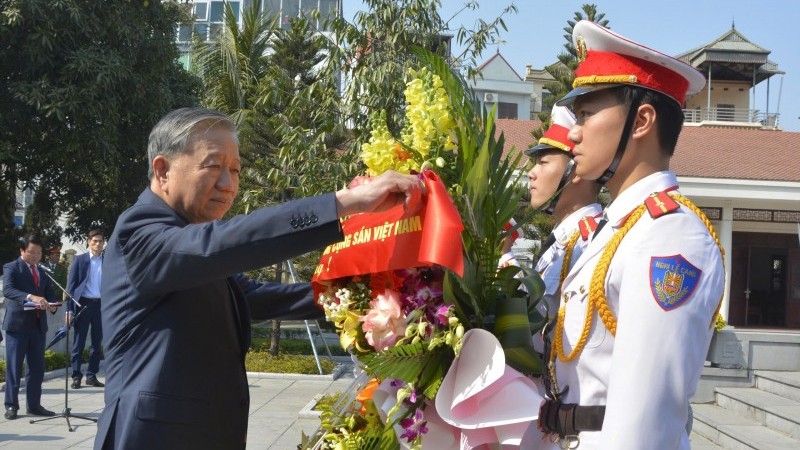 Tổng Bí thư Tô Lâm dâng hương và thăm Khu lưu niệm cố Tổng Bí thư Nguyễn Văn Cừ tại Bắc Ninh