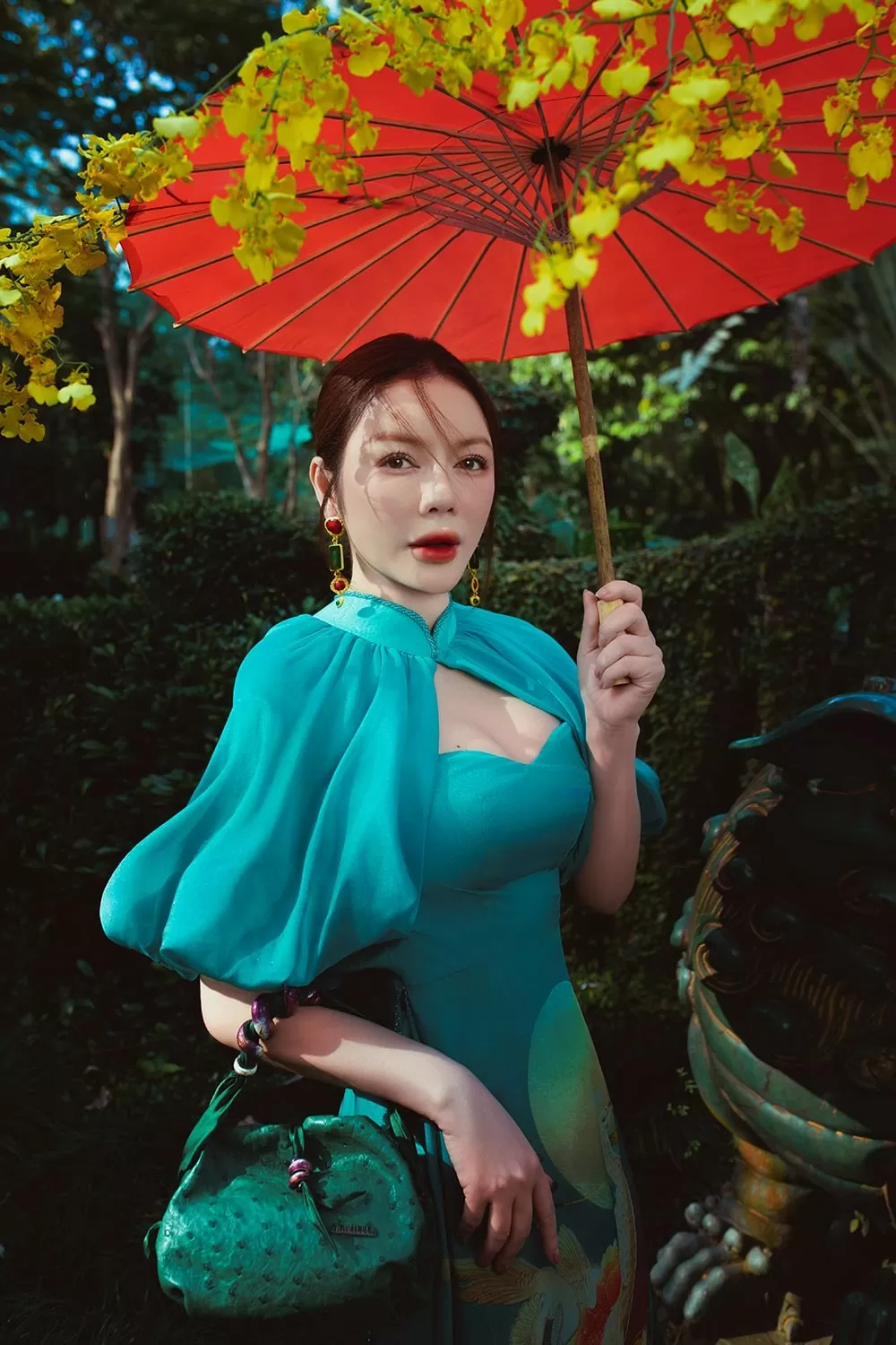 Lý Nhã Kỳ 'Nữ hoàng thảm đỏ' Lý Nhã Kỳ hóa nàng thơ trong các thiết kế áo dài