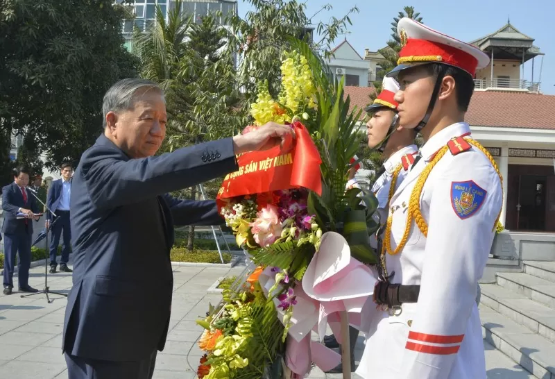 Tổng Bí thư Tô Lâm dâng hoa cố Tổng Bí thư Nguyễn Văn Cừ. 