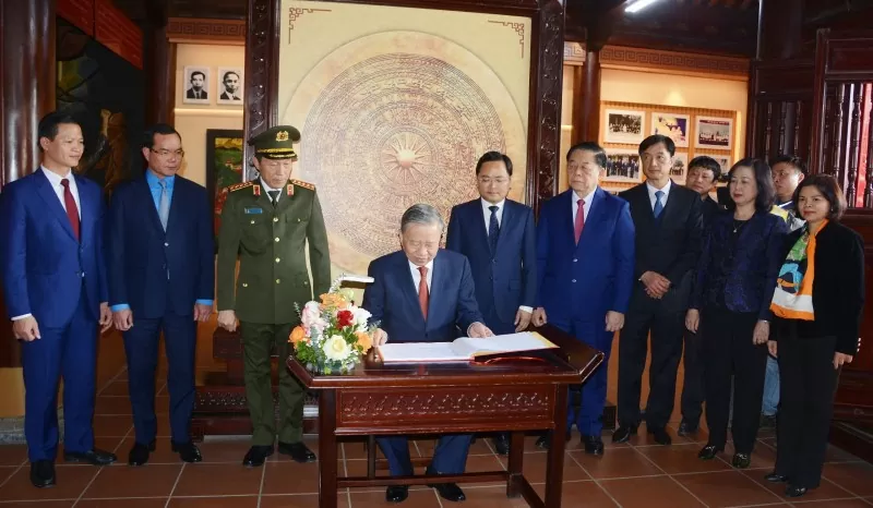 Tổng Bí thư Tô Lâm ghi Sổ lưu bút tại Nhà lưu niệm, khu trưng bày tư liệu, hiện vật, nhà lưu niệm cố Tổng Bí thư Nguyễn Văn Cừ. 