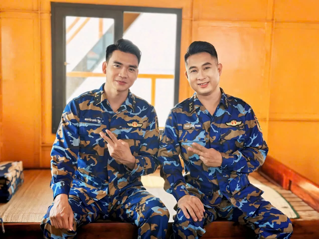 Diễn viên xiếc Trịnh Thắng và ca sĩ Lê Anh Tuấn trong trang phục hải quân nhà giàn. Diễn viên xiếc Trịnh Thắng và ca sĩ Lê Anh Tuấn trong trang phục hải quân nhà giàn.