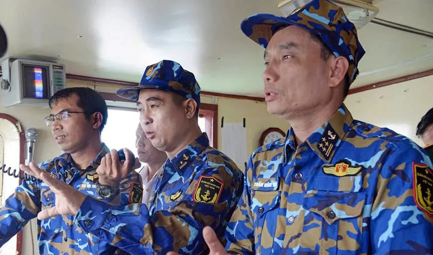 Tiếng hát qua bộ đàm nơi đầu sóng ngọn gió. Tiếng hát qua bộ đàm nơi đầu sóng ngọn gió.