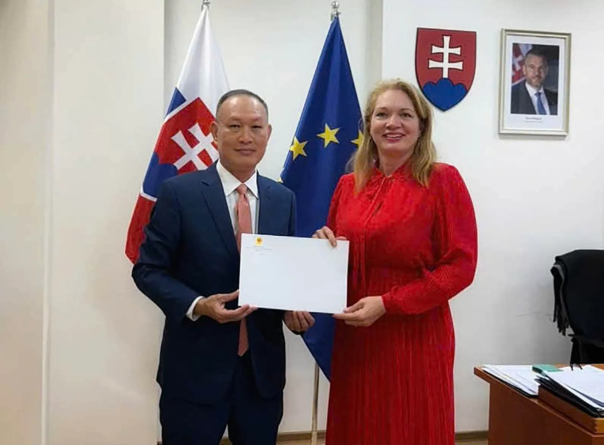 Đại sứ Phạm Trường Giang Slovakia trình bản sao Thư ủy nhiệm lên Cục trưởng Cục Lễ tân Bộ Ngoại giao Slovakia