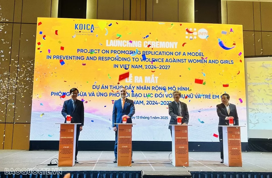 Khởi động hai dự án trị giá 5,5 triệu USD nhằm đẩy lùi bạo lực trên cơ sở giới đối với phụ nữ và trẻ em gái ở Việt Nam Khởi động hai dự án trị giá 5,5 triệu USD nhằm đẩy lùi bạo lực trên cơ sở giới đối với phụ nữ và trẻ em gái ở Việt Nam