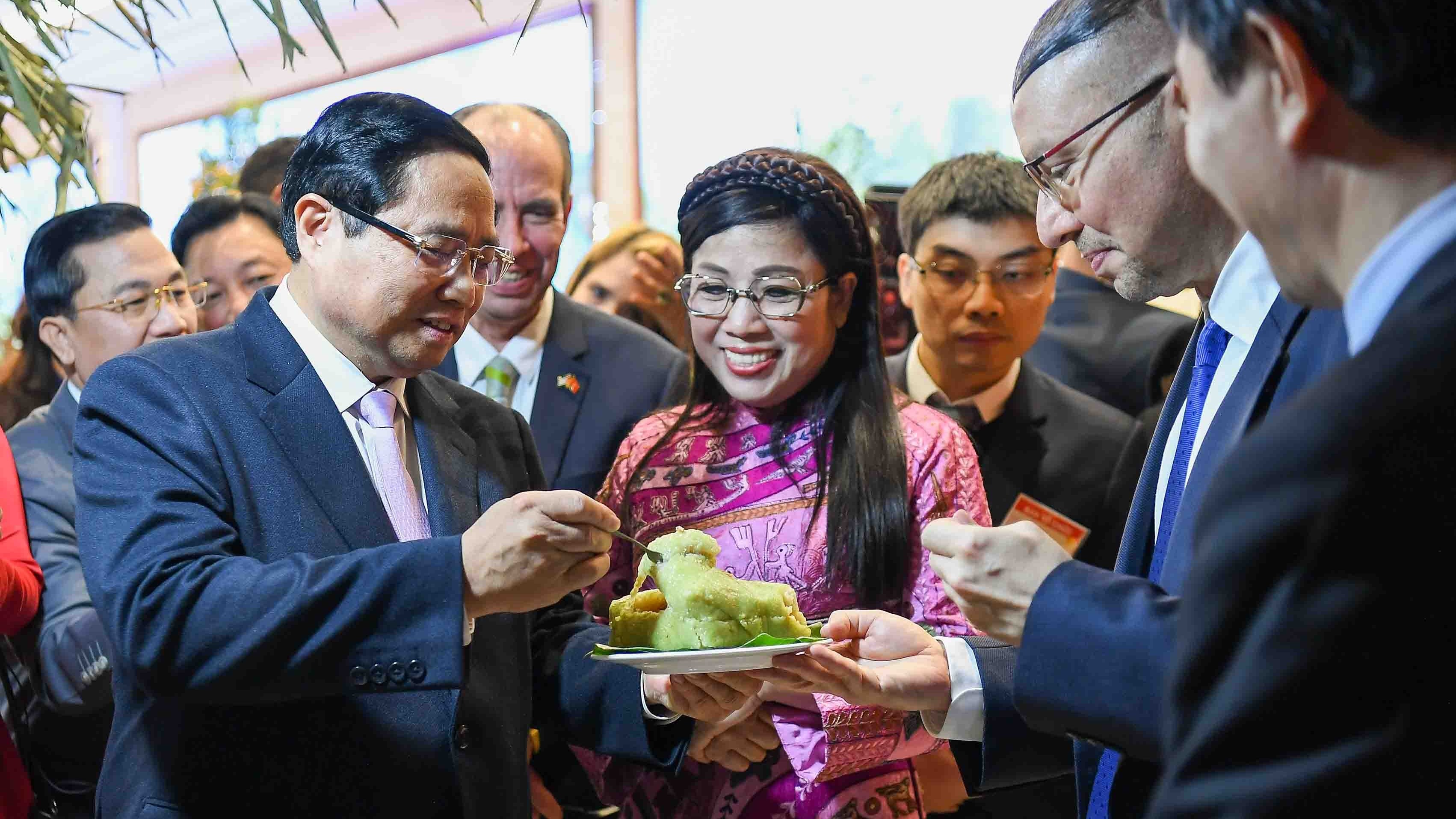 thu tuong pham minh chinh va phu nhan moi ban be quoc te thuong thuc banh chung nhan dip tet co truyen