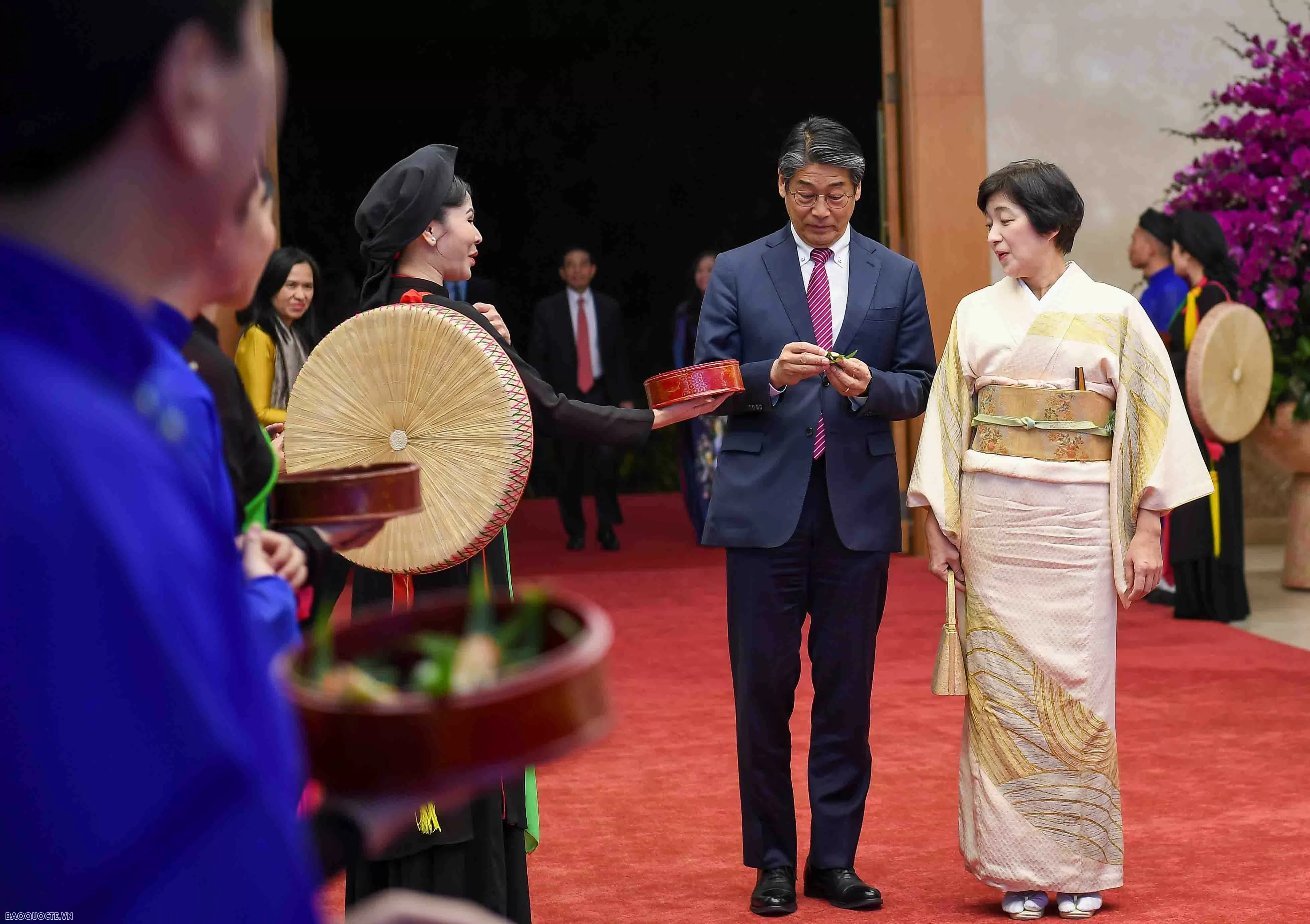 Thủ tướng Phạm Minh Chính và Phu nhân mời bạn bè quốc tế thưởng thức bánh chưng nhân dịp Tết cổ truyền