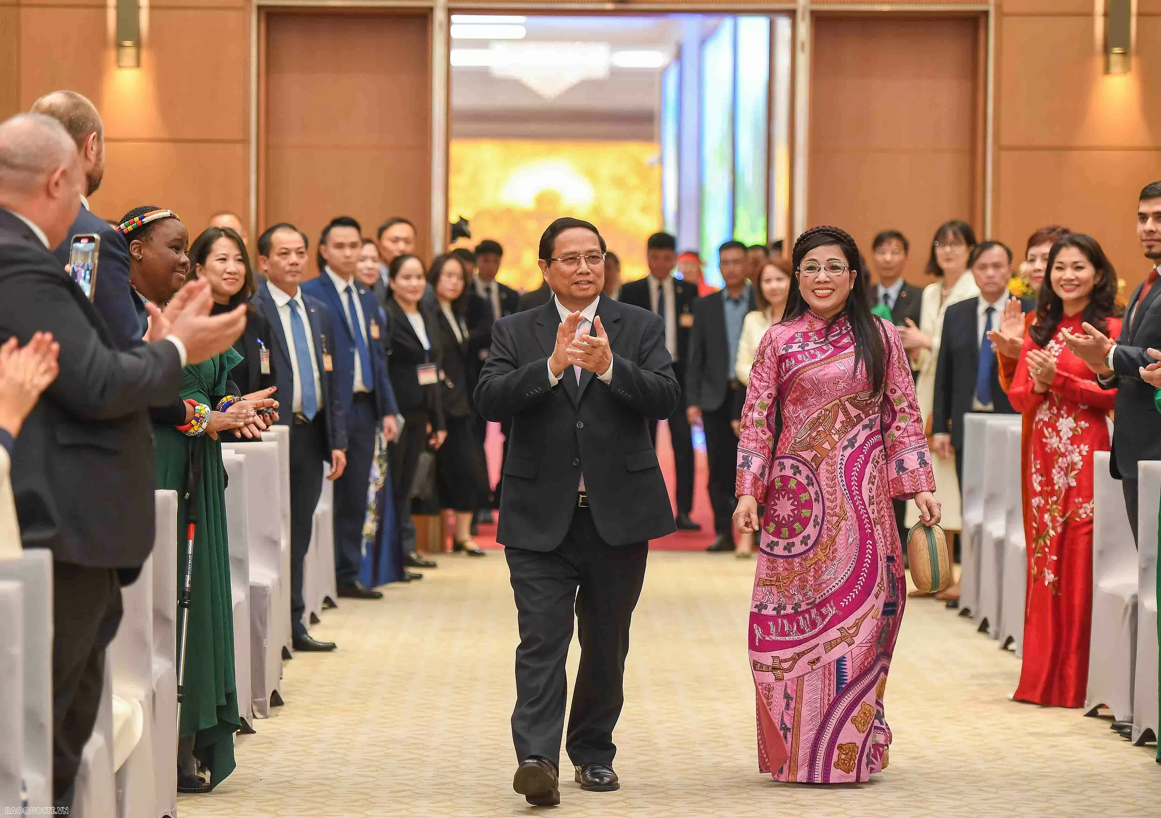 Thủ tướng Phạm Minh Chính và Phu nhân mời bạn bè quốc tế thưởng thức bánh chưng nhân dịp Tết cổ truyền