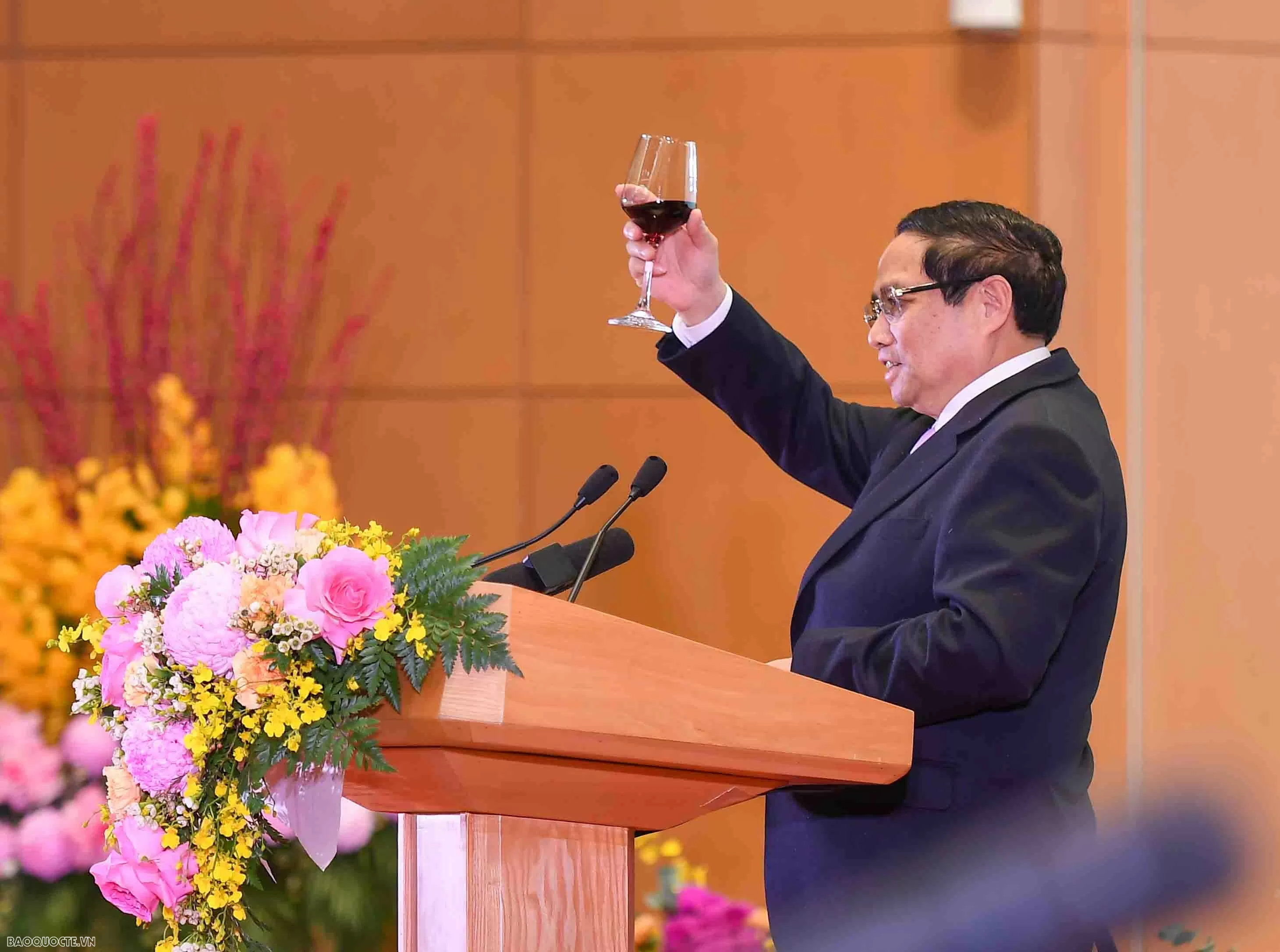 Thủ tướng Phạm Minh Chính và Phu nhân mời bạn bè quốc tế thưởng thức bánh chưng nhân dịp Tết cổ truyền