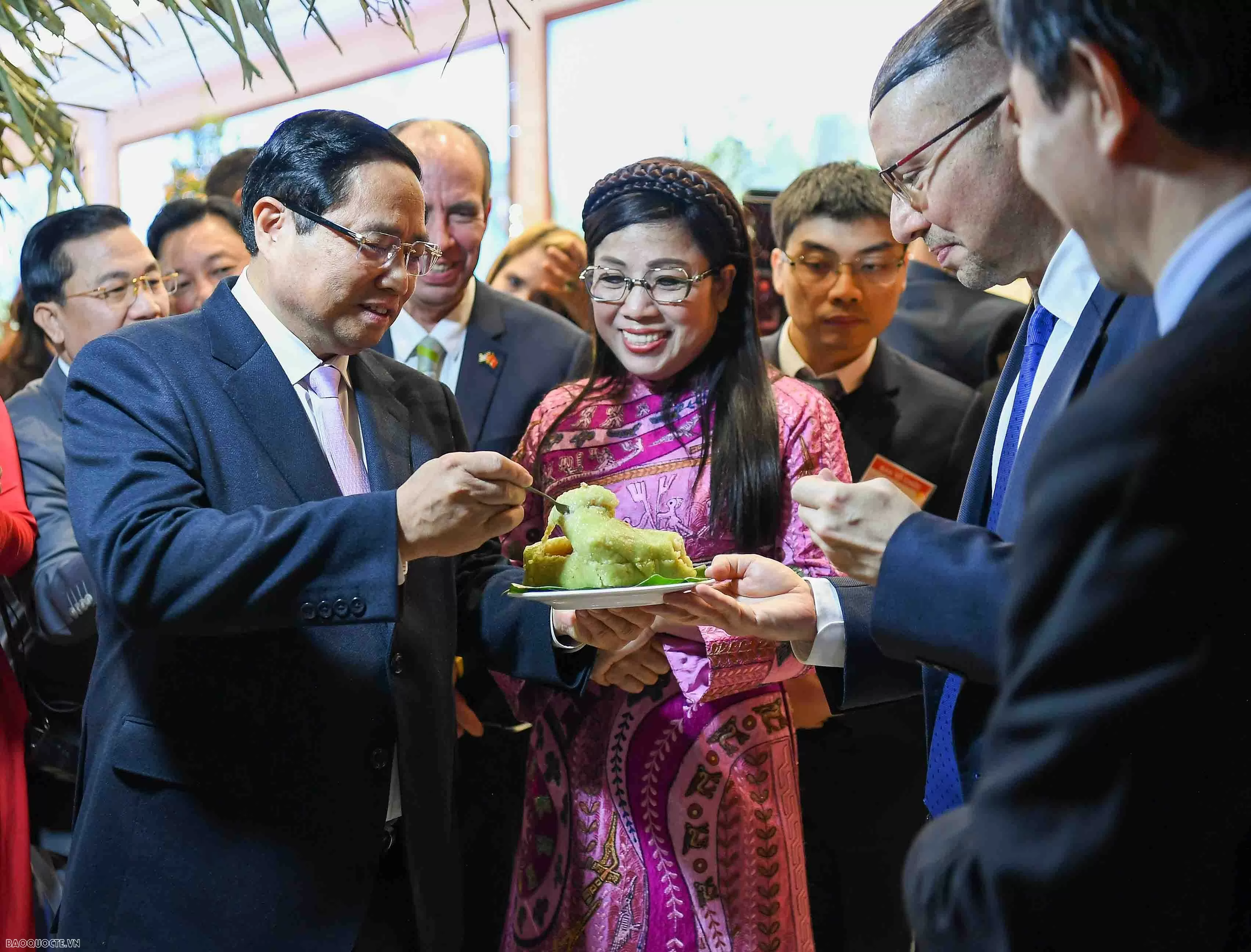 Thủ tướng Phạm Minh Chính và Phu nhân mời bạn bè quốc tế thưởng thức bánh chưng nhân dịp Tết cổ truyền