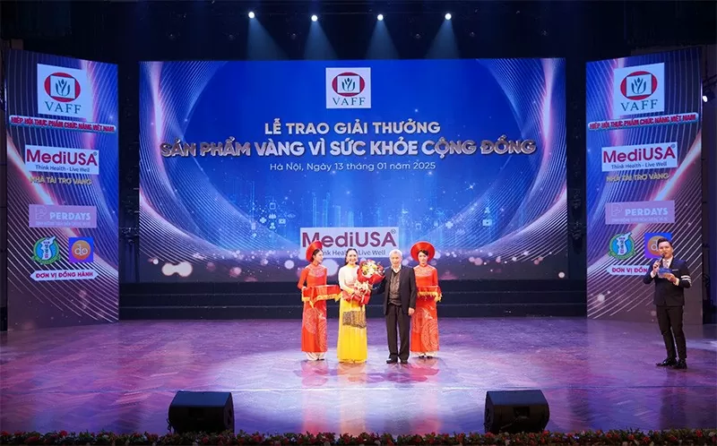 PGS.TS Trần Đáng - Chủ tịch Hiệp Hội Thực phẩm chức năng Việt Nam trao hoa, giấy cảm ơn cho Công ty TNHH MediUSA
