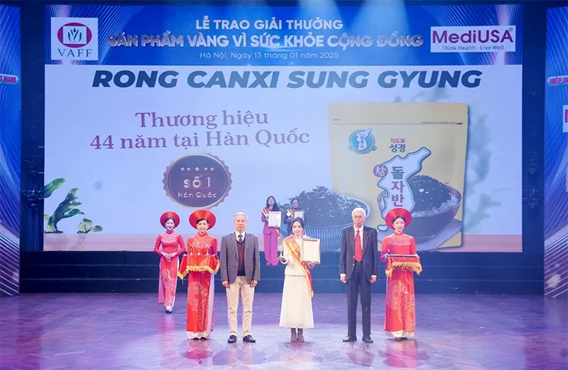 TS. Nguyễn Hùng Long - Phó Cục trưởng Cục An toàn thực phẩm và GS.TS Lê Văn Truyền - nguyên Thứ trưởng Bộ Y tế trao chứng nhận và Huy chương vàng cho Công ty CP Đầu tư Thương mại 3DO