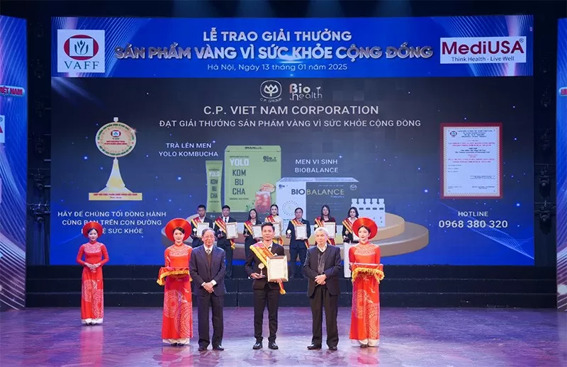  PGS.TS Trần Đáng - Chủ tịch Hiệp hội thực phẩm chức năng Việt Nam và TS. Nguyễn Bá Thủy - nguyên Thứ trưởng Bộ Y tế trao chứng nhận và Huy chương vàng cho Công ty CP chăn nuôi C.P. Việt Nam - Chi nhánh NM5 tại Đồng Nai