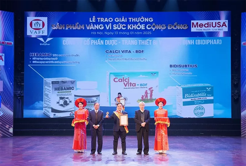 PGS.TS Trần Đáng - Chủ tịch Hiệp hội thực phẩm chức năng Việt Nam và TS. Nguyễn Bá Thủy - nguyên Thứ trưởng Bộ Y tế trao chứng nhận và Huy chương vàng cho Công ty CP Dược - Trang thiết bị y tế Bình Định (Bidiphar)