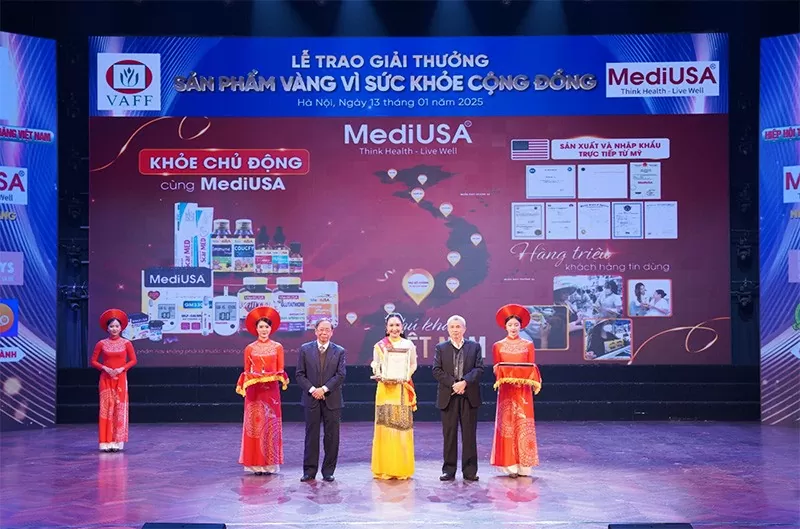 PGS.TS Trần Đáng - Chủ tịch Hiệp hội thực phẩm chức năng Việt Nam và TS. Nguyễn Bá Thủy - Nguyên thứ trưởng Bộ Y tế trao chứng nhận và Huy chương vàng cho Công ty TNHH MediUSA